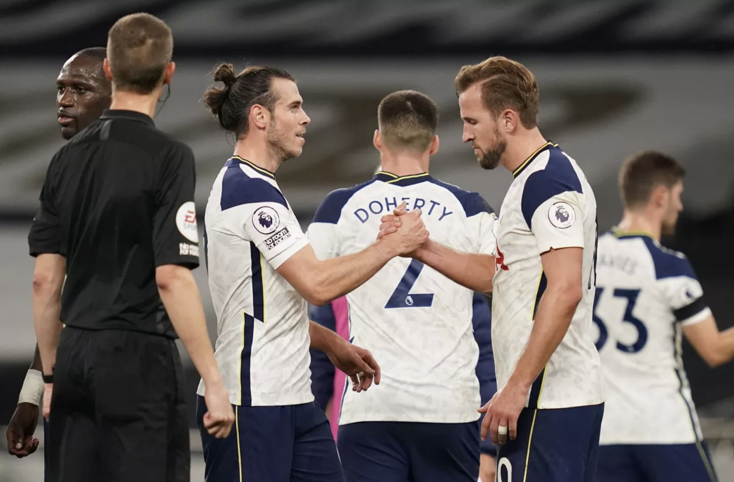 Vertical turning processing cylinder end cover